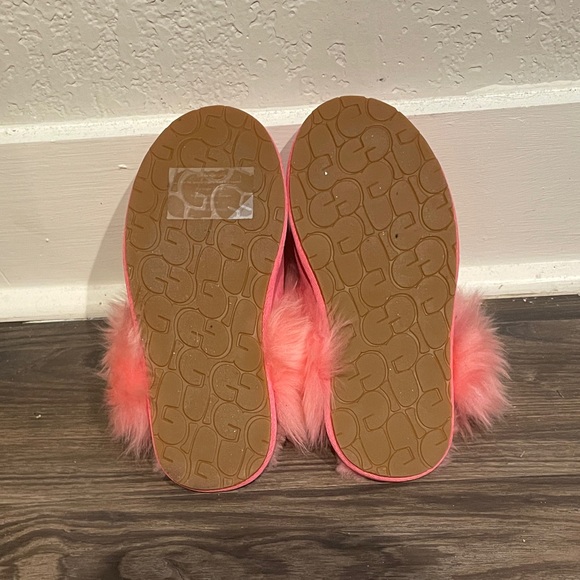 UGG Slippers - Picture 8 of 9